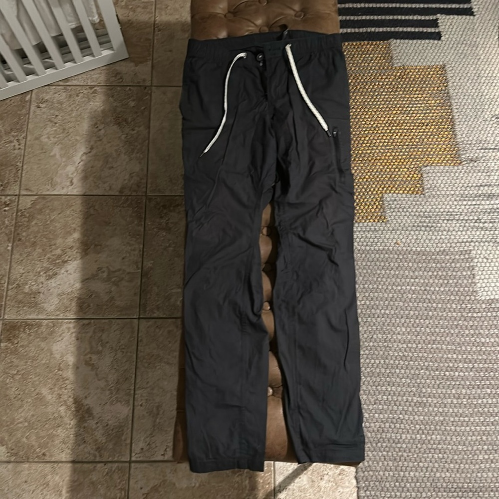 Vuori Ripstop Pant in size M, in Charcoal color